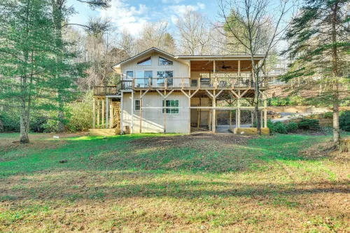 Pool & Golf Club! Riverfront Retreat in Newland - Homestays