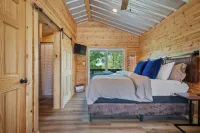 Cabin #3 @ Rock Creek Cabins! King Bed! 15 min. from Hot Springs National Park!