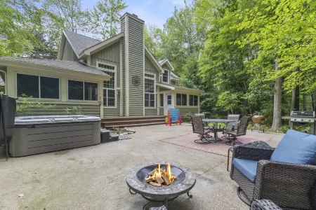 Elegant Oasis with Stunning Wooded Views - Luxurious Comfort and Style