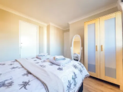 House - Sleeps 7 Private Garden & Parking فنادق في بازيلدون