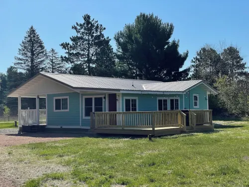 Newly Remodeled 3BR Cottage w/ Hot Tub - Fire Pit - Near Wisconsin Dells