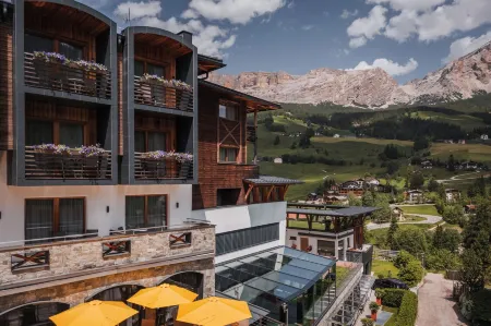 Hotel Ciasa Soleil Отели рядом с достопримечательностью «Ski School Dolomites»
