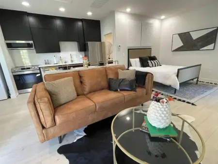 1-BR guest house steps from Meteor/downtown square