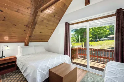 Boondock Bliss - Lakefront, Private Dock Sleeps 15!