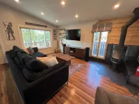 The Octopus Den! Cozy 3bd 2bth sleeps 8!