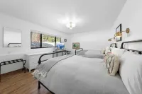 Bright & Modern Cabin Luxury Home in Carnelian Bay! Hotels near Lost Sauna Co