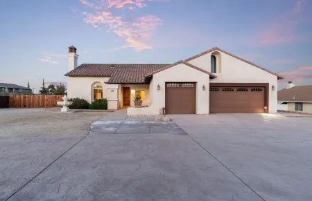 Home in a boulder-filled neighborhood. 15 minutes to Joshua Tree National Park!