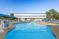 Super 8 by Wyndham Commerce