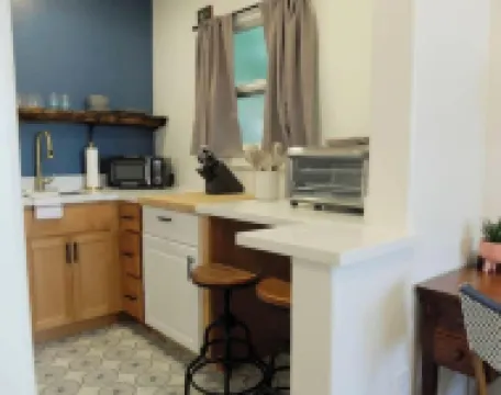 #14 Darling Vintage Apt - Historic Downtown Strip