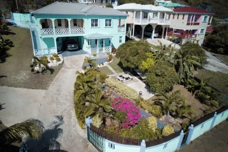 Breathtaking views 5min from the beach! Отели в г. Олд Роуд