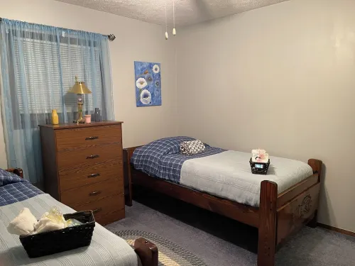 Chalet in the heart of Poconos, romantic getaway near pools and lake