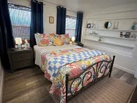 Cozy fishing cottage on canal in Matlacha - 2 bedrooms and large outdoor space Hotels in Matlacha