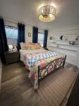 Cozy fishing cottage on canal in Matlacha - 2 bedrooms and large outdoor space