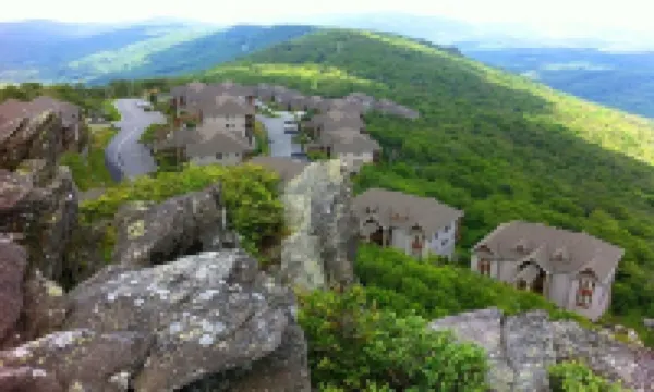 Walk to ski slopes! INCREDIBLE MTN VIEWS,SUNSETS, HOTTUB, FIREPLACE