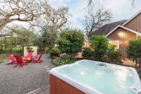 Valley of the Moon by Avantstay Tranquil Escape, Large Yard w/ Hot Tub & Fire Pit