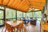 Tranquil Highlands Cottage w/ Fire Pit & Stream! - balcón