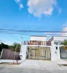 Beautiful 3 Bed Townhome in Gated Community in La Ceiba with Pool, WiFi, AC فنادق في 