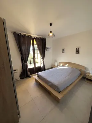 WATERFRONT APARTMENT IN SOUTH CORSICA (1 MINUTE WALK FROM THE BEACH) Hotels in Casaglione