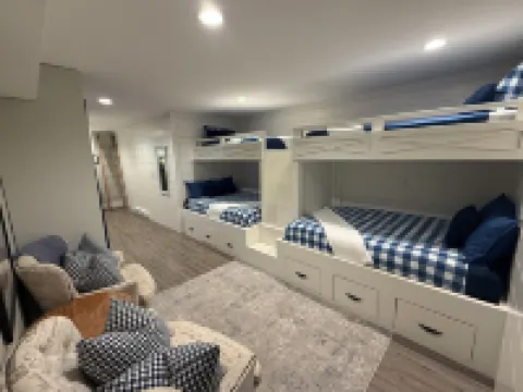 Hidden Pond Large Two Bedroom, Pet Friendly, with Hot Tub and Private Beach