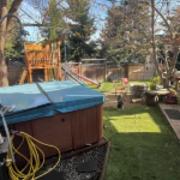 Historic Ohana House - Walk to Downtown Ashland, Hot Tub, Tiki Bar, Pet Friendly