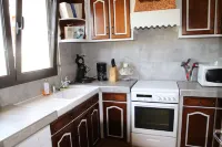 Gite in a beautiful house in the countryside and quiet, in a green setting. Hotels in Lahosse