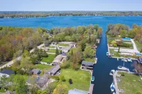 BEAUTIFUL WATER FRONT AND BOATER LOVER Hotel a Ramara
