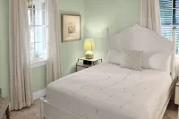 2 Bed 2 Bath Waterfront House located in Schooner Bay, Abaco Hotels in Schooner Bay