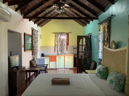 Soufriere Couples Country Styled Bungalow Near Mangrove Restaurant Отели в г. Soucis