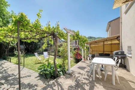 3-bedroom house with garden and garage near town center and train station. Отели в г. Памье