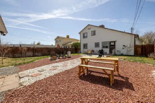FRUITOPIA! Your 4 bedroom, 2 bath adventure basecamp in downtown Fruita CO