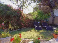 Quaint Cottage with tranquil garden and swimming pool .  Near beach  ! Hotels in Fish hoek