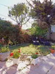 Quaint Cottage with tranquil garden and swimming pool .  Near beach  !