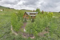 Beautiful original log cabin, minutes from Garden City and Bear Lake beaches. - Hytter