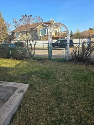 Cozy 2-Bedroom Suite: 5 Minutes Walk To Chestermere Lake Hotels in Rocky View County