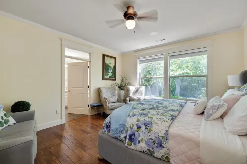 Luxury Modern Vacation House Hotels in Happy Valley