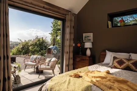 Escape to Poldurra – Luxurious Cornish Retreat with Hot Tub, Pizza Oven & Views Отели рядом с достопримечательностью «Housel Bay Beach»