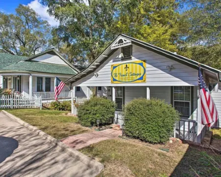Adorable French Country Cottage Getaway - King Bed, Tub, Fireplace, Bikes Hotels in Jefferson