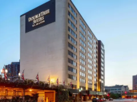 DoubleTree Suites by Hilton Minneapolis Hotels near Minneapolis Institute of Art