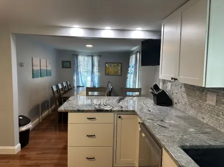 Niantic Beach House! Sleeps 8, walk to Crescent Beach