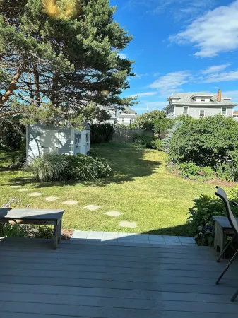 Charming 3-bedroom house with AC & WiFi in Hull; steps to Nantasket beach Отели в г. Халл