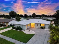 BRAND NEW, COVERED Heated Pool, Baja Ledge, Hot Tub, Large home PS5, WIFI, AC Hotels in Apollo Beach