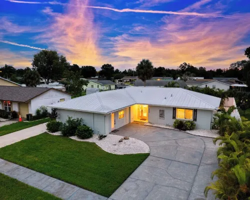 BRAND NEW, COVERED Heated Pool, Baja Ledge, Hot Tub, Large home PS5, WIFI, AC Hotels in Apollo Beach