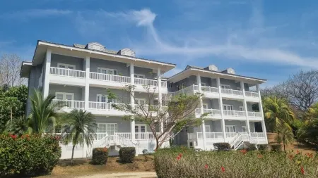 2 bedroom 2 bath condo on Pacific Ocean, steps from a pool, close to surfing. Отели в г. Плайя Асуль