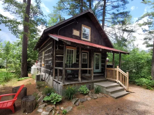 1876 - Heritage Cabin at Pine Ridge Park Hotels in Petawawa