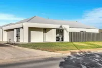 Modern 4-bedroom Costal Retreat - Minutes from Aldinga's Drive on Beach