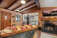 Fall Getaway ~ 5 BR Family Retreat, Game Room, Fire Pit, Minutes to SkyPark