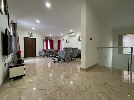 Luxurious 5 bedroom house