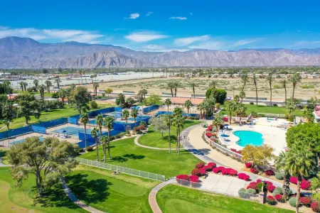 Private Golf Cart and Mountain Views - Elegant Retreat