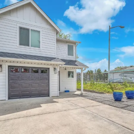 Seaside Riverfront Escape • HotTub • Walk to Beach