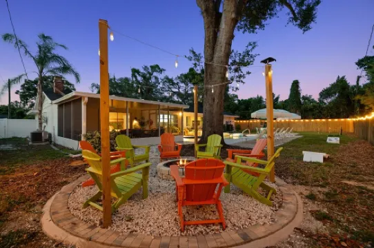 5BR~Huge Backyard~Minigolf~Heated Pool~Outdoor Projector~Gameroom~FIOS WiFi